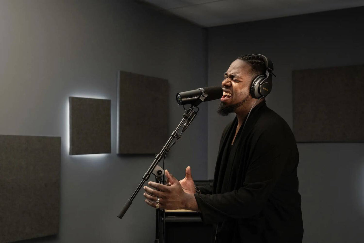 Shure SM7DB, Dynamic Vocal Microphone With Built-in Preamp, Dynamic Vocal Microphone (cardioid) with +28dB Built-in Active Preamp, Black